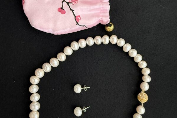 543.JPG CULTURED PEARL STRAND AND EARRINGS