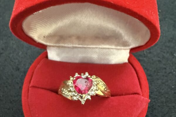 544.JPG 14K GOLD AND RUBY HEART RING
